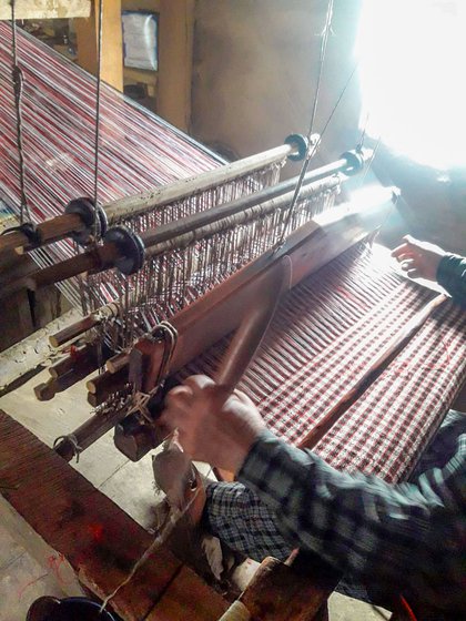 A wooden spindle (chakku) and a hand-operated loom (waan) are two essential instruments for pattu artisans