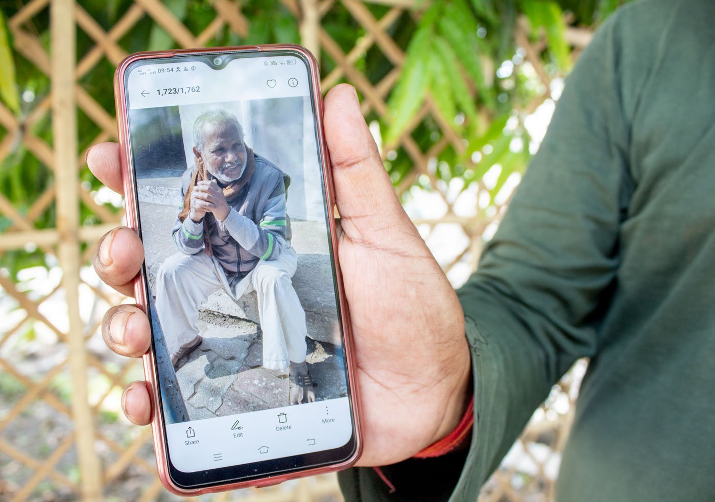 Rakesh Kumar with a photo of his father Ram Saran on his phone: the family's inability to get care at the CHC speaks of the precarious health facilities in the state’s towns and villages