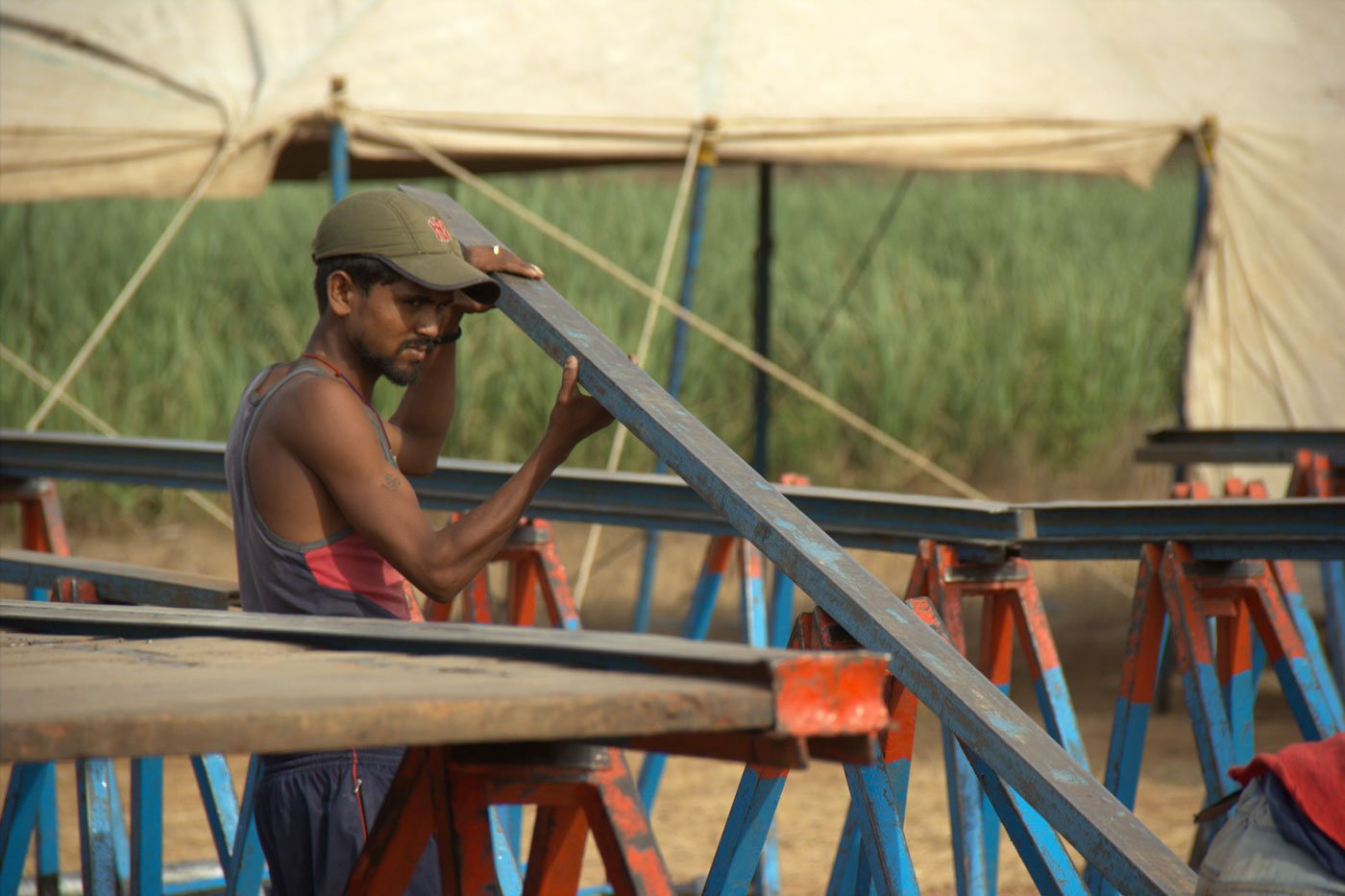 Sarvesh Paswan from Aumau village, Lucknow district, UP works on the stage on 4 May 2018 in Karavadi village, Satara district, in western Maharashtra