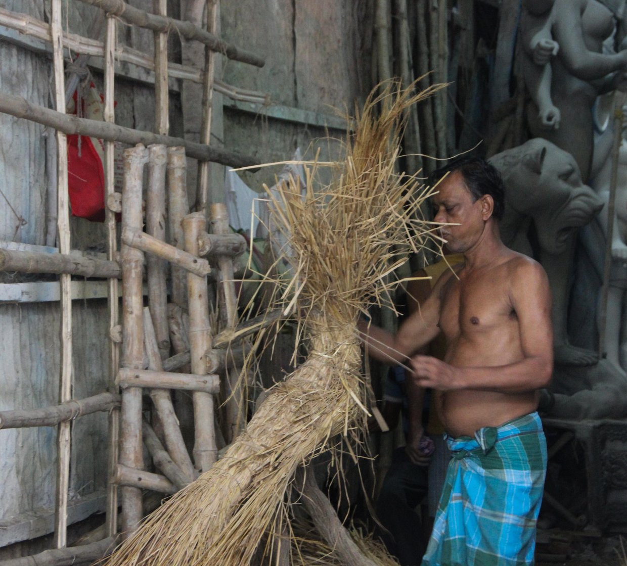 Once the bamboo structure is ready, straw is methodically bound together to give shape to an idol; the raw materials for this come from the nearby Bagbazar market