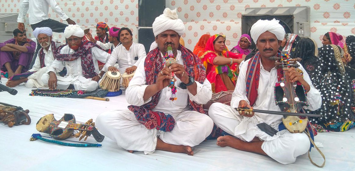 Right: Langa artists playing the surinda (string instrument) and the been . Less than five artists left in Rajasthan who can play the surinda
