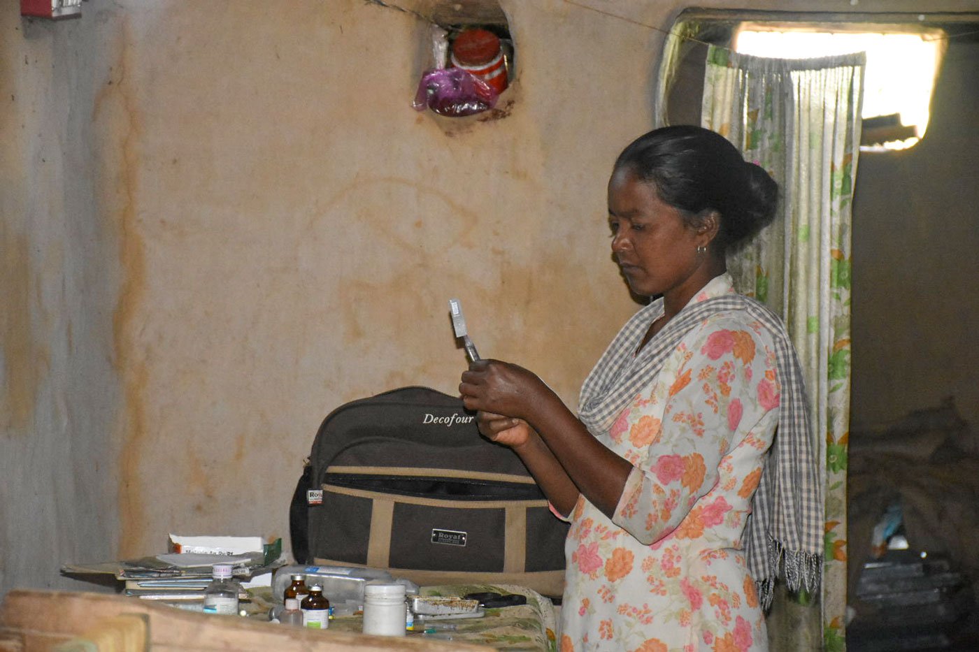 महिलाओं की हिफाजत के लिए आया GPS वाला बैग, मुसीबत में हथियार जैसा करेगा काम  - special gps hand bag weapon women pcr security software tampering - AajTak