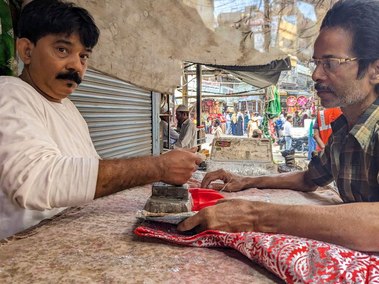 Mohammad Reyaz (wearing glasses) works as a chhapa karigar in Pappu’s shop. He is also a plumber and a musician and puts these skills to use when chhapa work is not available