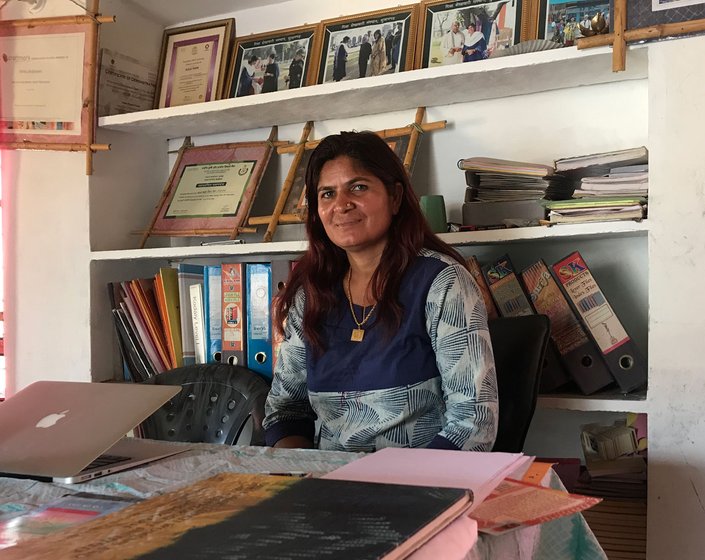 Prof. Isran (left) of Churu town says: 'The entire summer has expanded'. Amrita Choudhary (right) of the Disha Shekhawati organisation in Sujangarh says, 'Even in this hot region, the heat is increasing'

