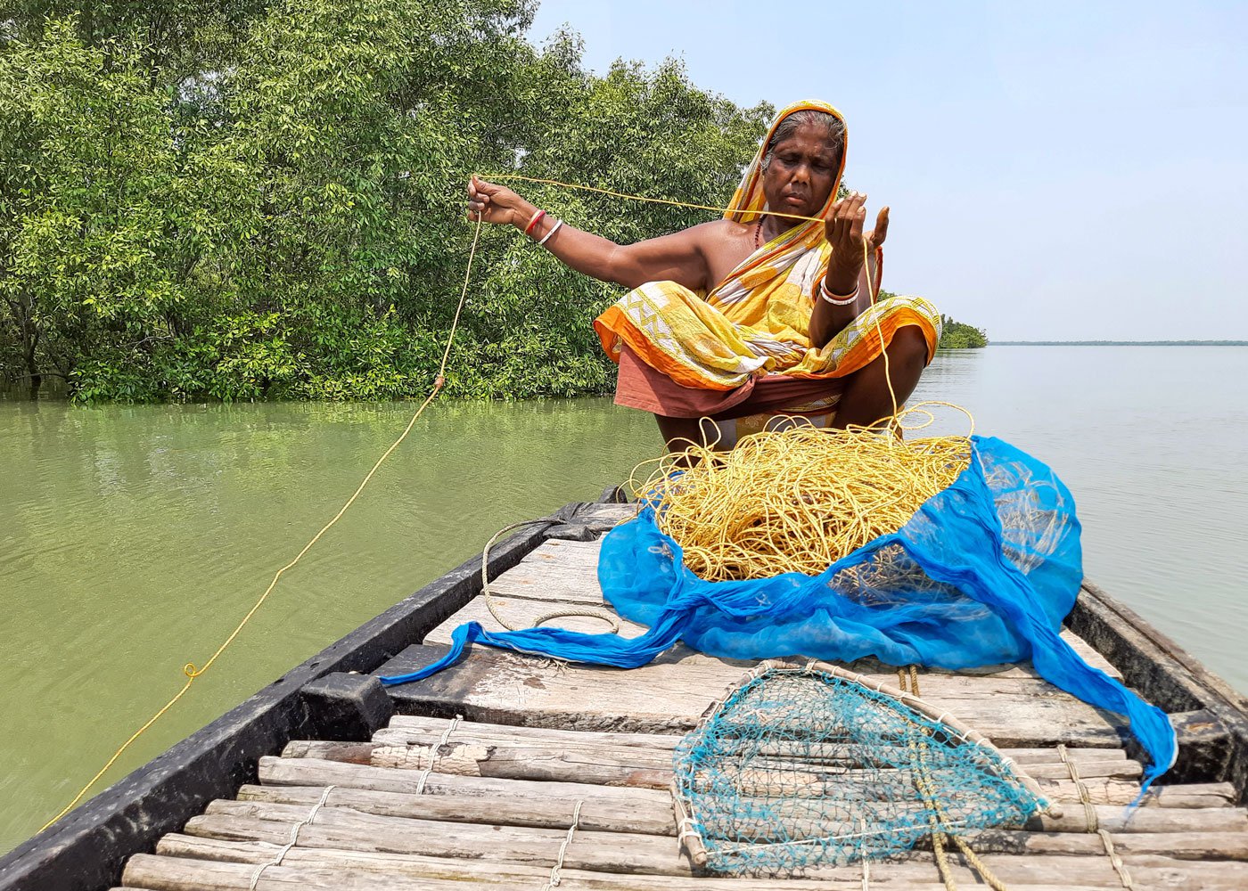Lokhi Mondal demonstrating how to unfurl fishing nets to catch crabs