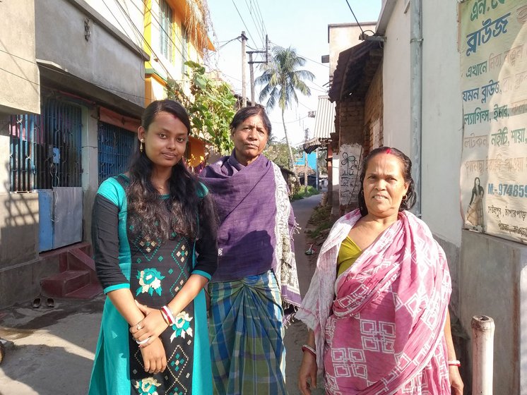 Left : Sumona, Ranjit and Minoti on the road from where Mal para (neighbourhood) begins. The localities in Deulpur are segregated on the basis of caste groups.