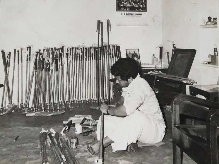 This photo from 1985 shows Ashok setting the balance of the mallet, a job only he does. He must wedge a piece of cane onto the shaft to fix it onto the mallet’s head and hammer it delicately to prevent the shaft from splitting completely.