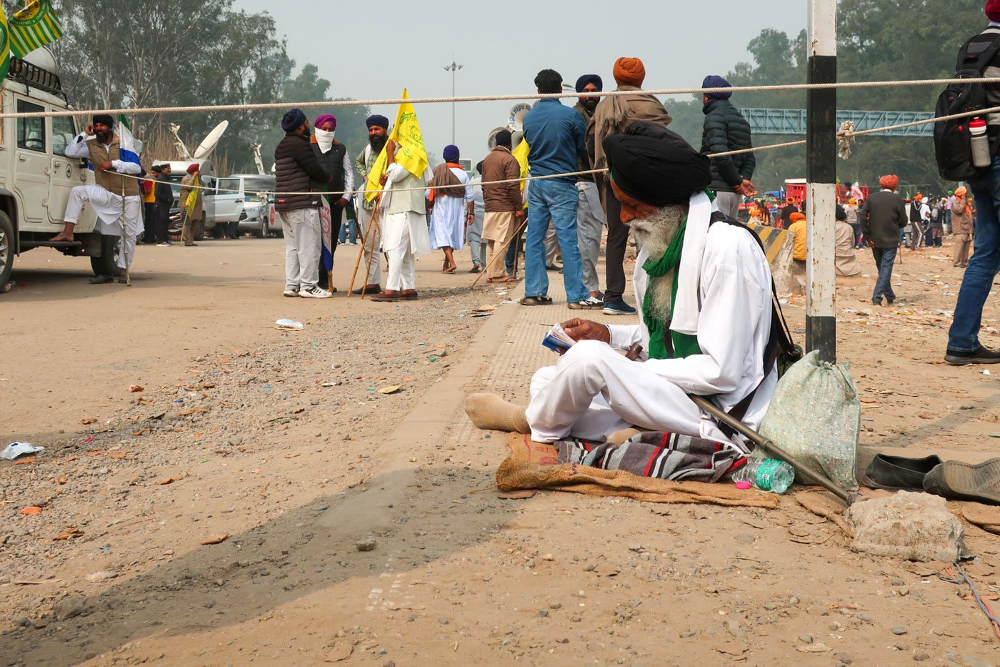 A protesting farmer reciting Gurbani (Sikh hymns), 100 metres from the barricades