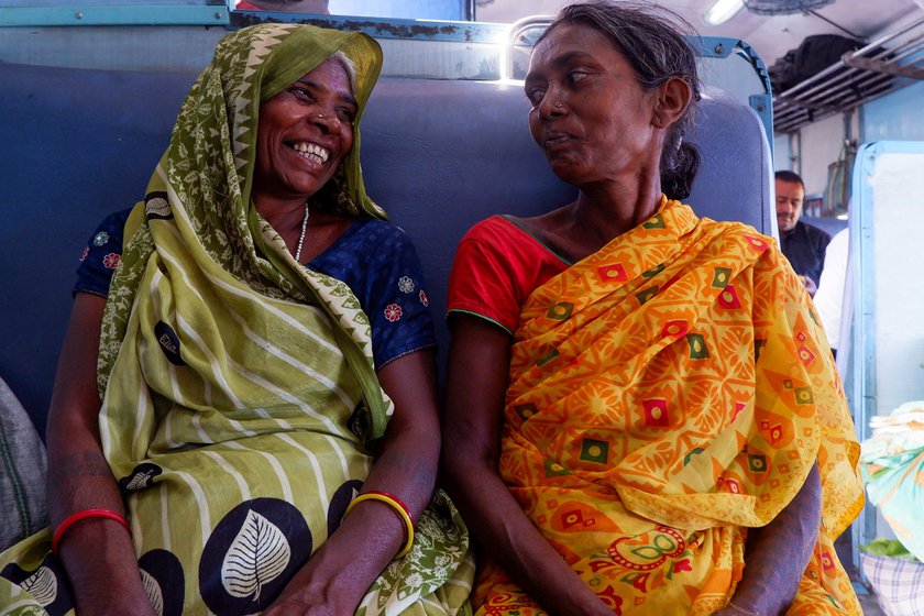 On the train, Geeta and Sakuni Devi talk about farming. Geeta owns 2.5 acres of land where she cultivates paddy and maize during the monsoons and wheat, barley and chickpeas during winter. Sakuni Devi owns around an acre of land, where she farms in both kharif and rabi seasons. While they chat, they also start making the donas