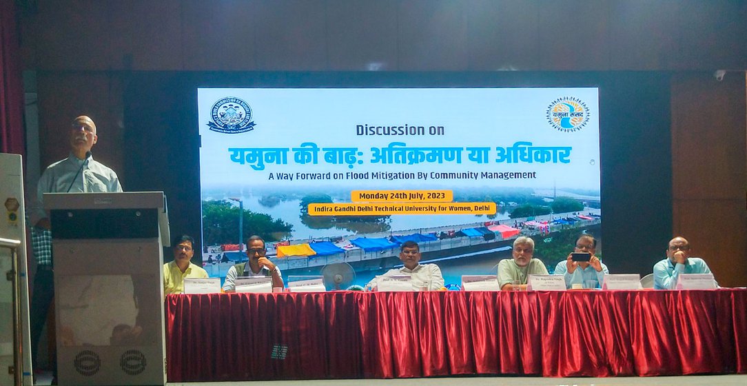 Right: Experts including Professor A.K. Gosain (at podium), Rajendra Singh (‘Waterman of India’) slammed the authorities for the Yamuna flood and the ensuing destruction, at a discussion organised by Yamuna Sansad.