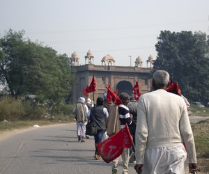 Farmers leaving Balasaheb Gurudwara and going to Ramlila Maidan