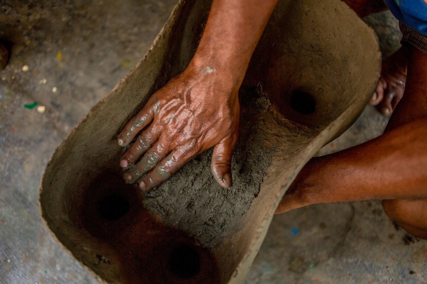 Dilli anna applies an extra layer of the mixture to join the legs of the idol. His work travels to Ennur Kuppam, Mugathivara Kuppam, Thazhankuppam, Kattukuppam, Mettukuppam, Palthottikuppam, Chinnakuppam, Periyakulam villages.