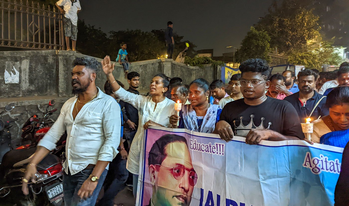 Vennila (white kurta) raises slogans as they march. Suresh’s younger brother, Raja Kutti, (white shirt and beard) marches next to her. The beating of the parai and slogans add spirit to the rally