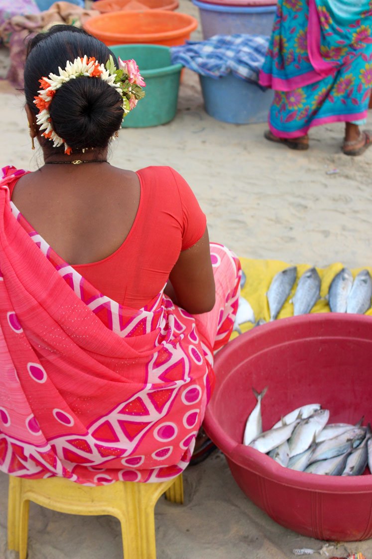 Selling her fish in the evening auction (left) and everyday banter at the evening auction (right). The last Marine Fisheries Census (2010) records about 4 lakh women in the post-harvest workforce in marine fisheries (involved in all activities except the actual fishing process)

