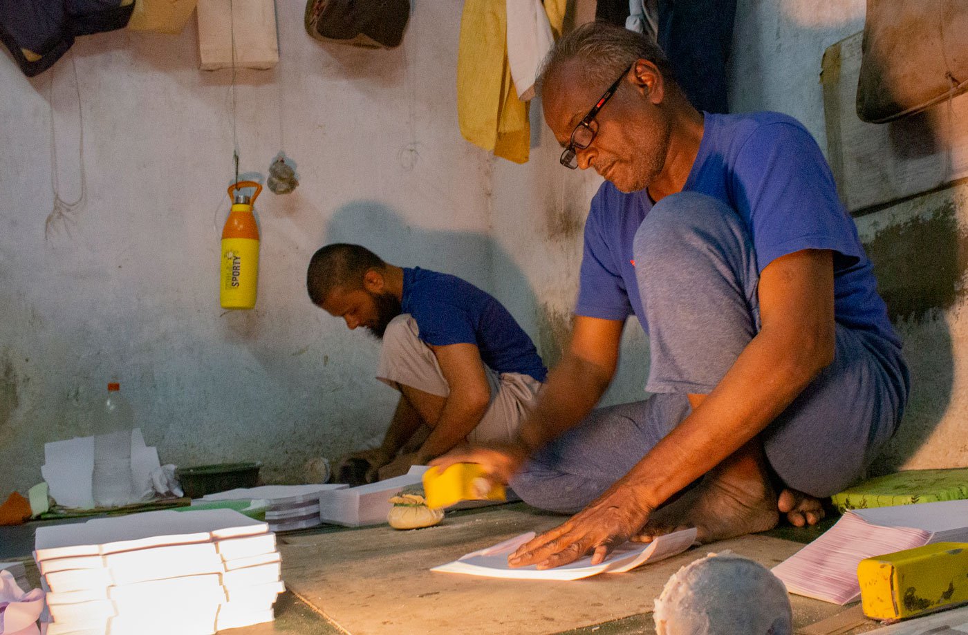 Abdul Ghaffar Gulabbhai Mansuri at Taj Envelopes uses mal todvano patthar (a folding stone) on the bottom flap. The ‘stone’ is actually a piece of iron weighing about a kilogram and a half and is an essential tool in the process