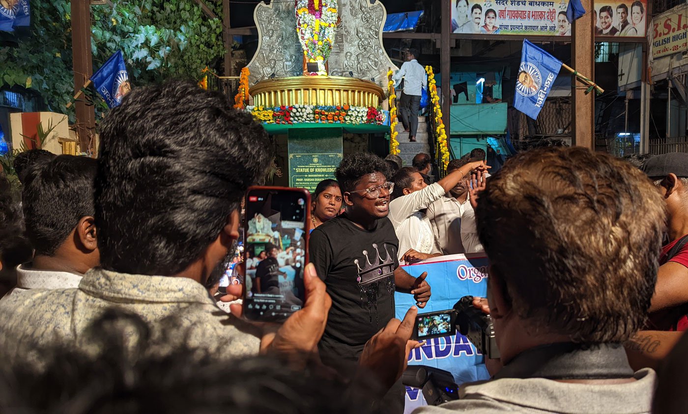 Tamil rapper Arivarasu Kalainesan, popularly known as Arivu, was present throughout the rally. He sang songs and rapped at the end of the rally