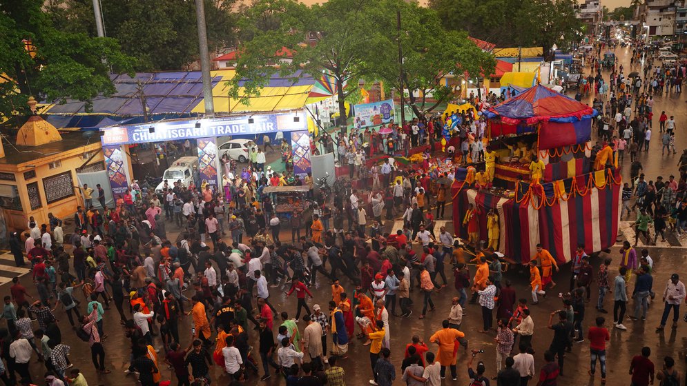 As the rath nears Shirasar Bhavan in Jagdalpur, devotees rush towards it