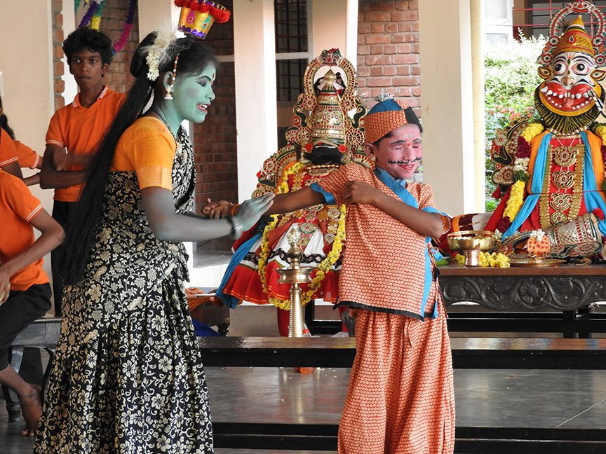 Draupadi as Kuratti applies medicine to comedian M. Inbarasan's aching arm