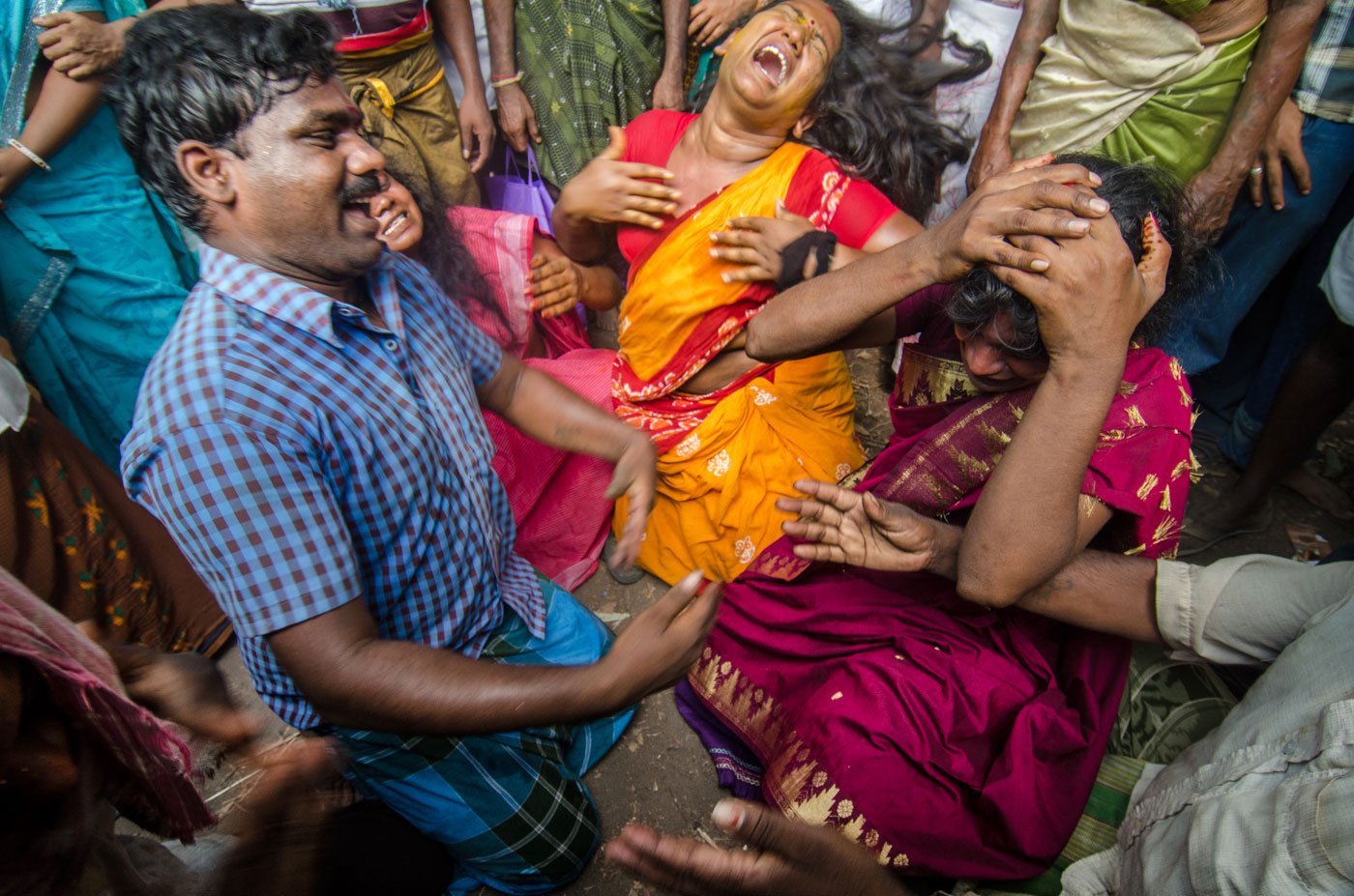 Aravanis beat their chests and hit their heads, expressing pain over Aravan’s sacrifice.