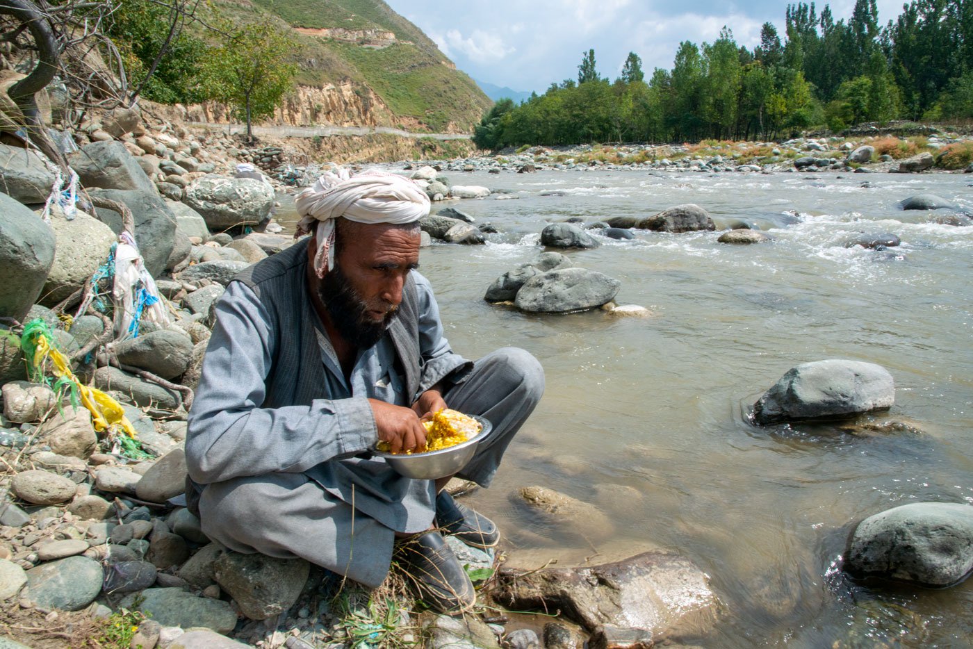 Bakarwals often try and camp near a water source. Mohammad Yusuf Kandal eating lunch near the Indus river