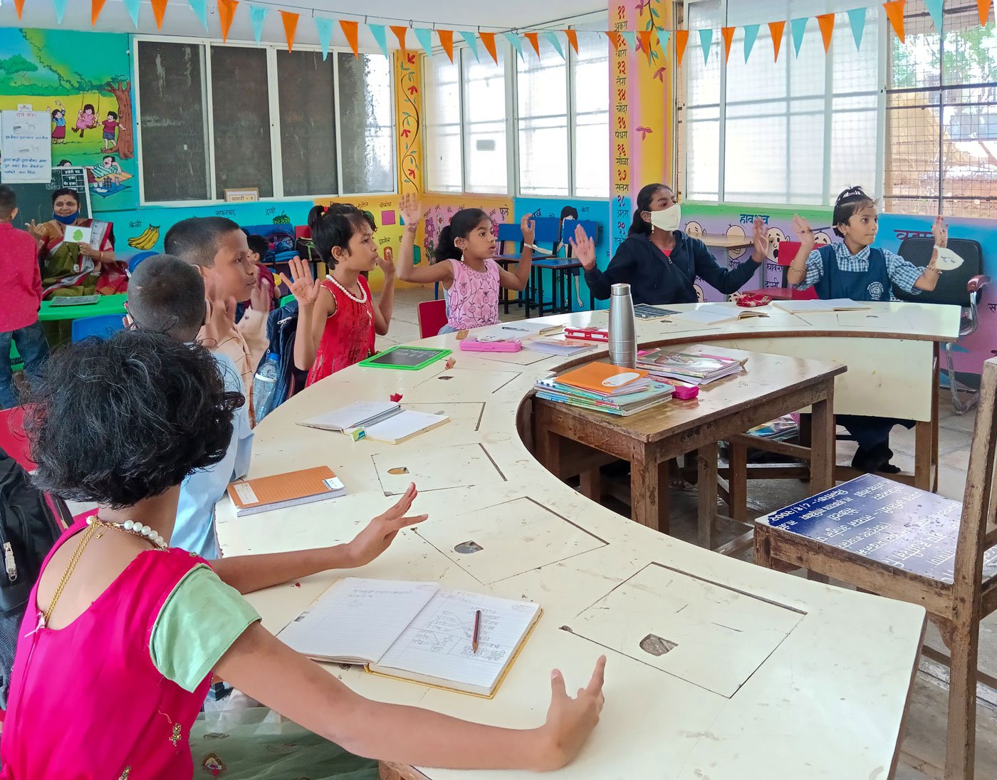 Sudents following their teacher’s sign and learning the word kaavla (crow) through actions