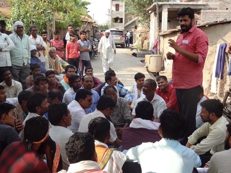 Omprakash (Bachchu) Kadu (right, addressing the crowd), an Independent MLA from Amravati, urged Vaishali to contest. His Paksha is gaining popularity in Vidarbha by focussing on agrarian issues