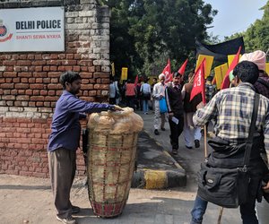 At Jantar Mantar, on November 30, many street vendors – themselves struggling on daily earnings – offered their products at a discount 