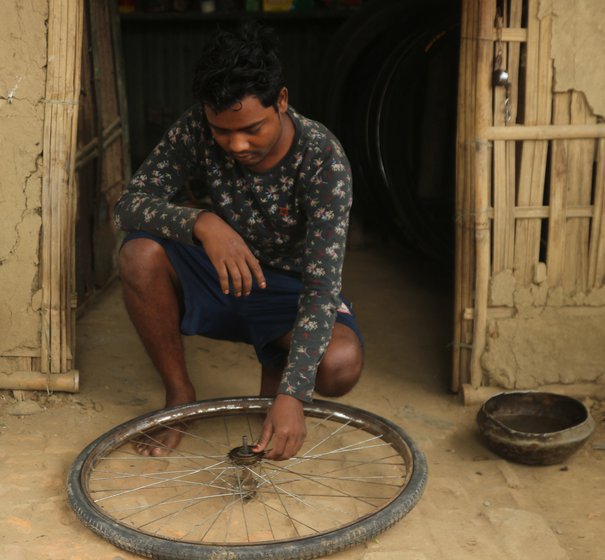 Santo grew up dreaming of being a singer. But he has to earn a livelihood helping out at a small cycle repair shop that his father owns