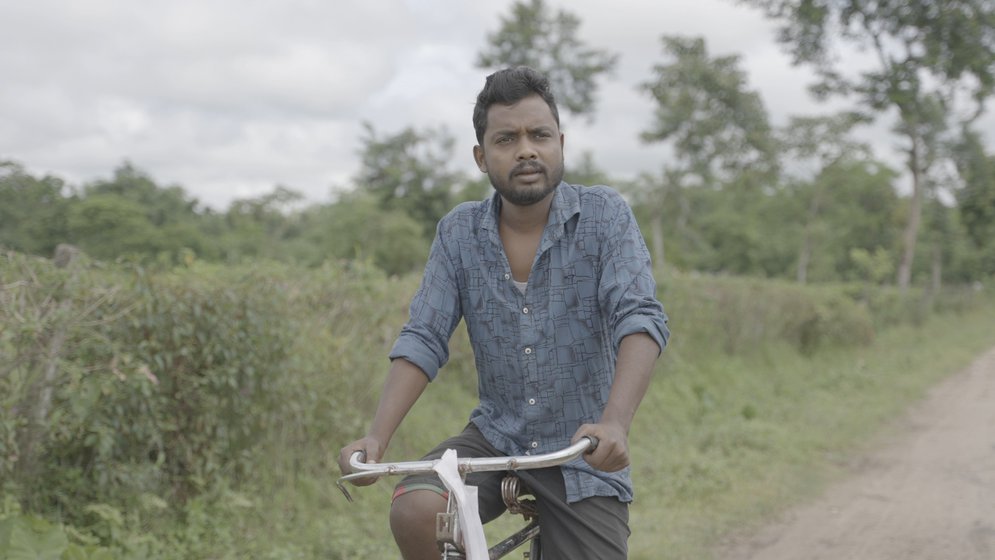 Santo grew up dreaming of being a singer. But he has to earn a livelihood helping out at a small cycle repair shop that his father owns