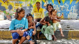 मुंबईचे बेघरः ‘आमचे मास्क वाहून गेले’