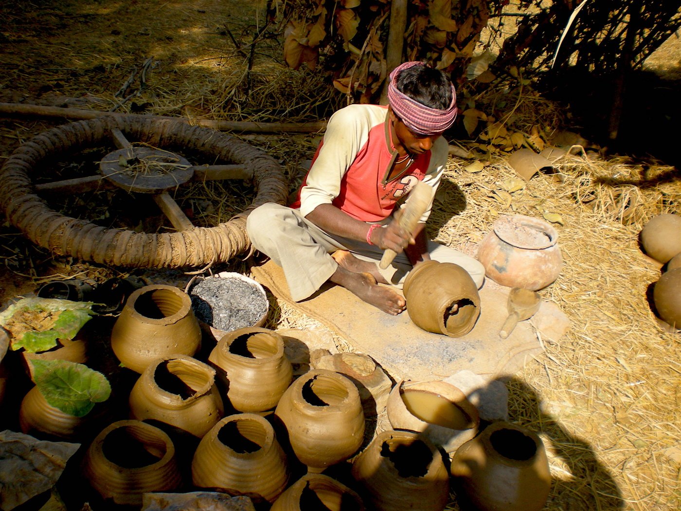 Hari Dhangdamajhi sculpting pots