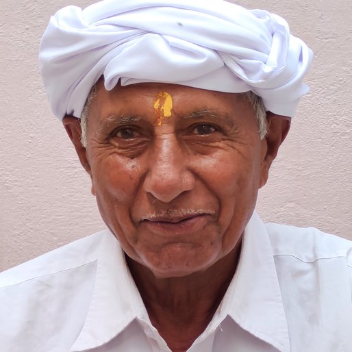 Samatbhai Aahir is a Farmer (cultivates vegetables and seasonal crops) from Naranpar, Bhuj, Kachchh, Gujarat