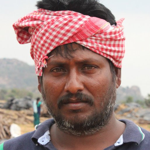 Kumaran is a Construction <em>mestri</em> and load man at government mills from Veppampattu, Chetpet, Tiruvannamalai, Tamil Nadu