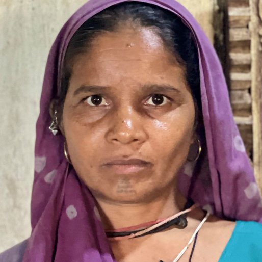 Pariben Rathva is a Homemaker and farmer (cultivates cotton, peanuts, maize, <em>tur</em> and <em>bajra</em>) from Ganthiya, Chhotaudepur, Chhotaudepur, Gujarat