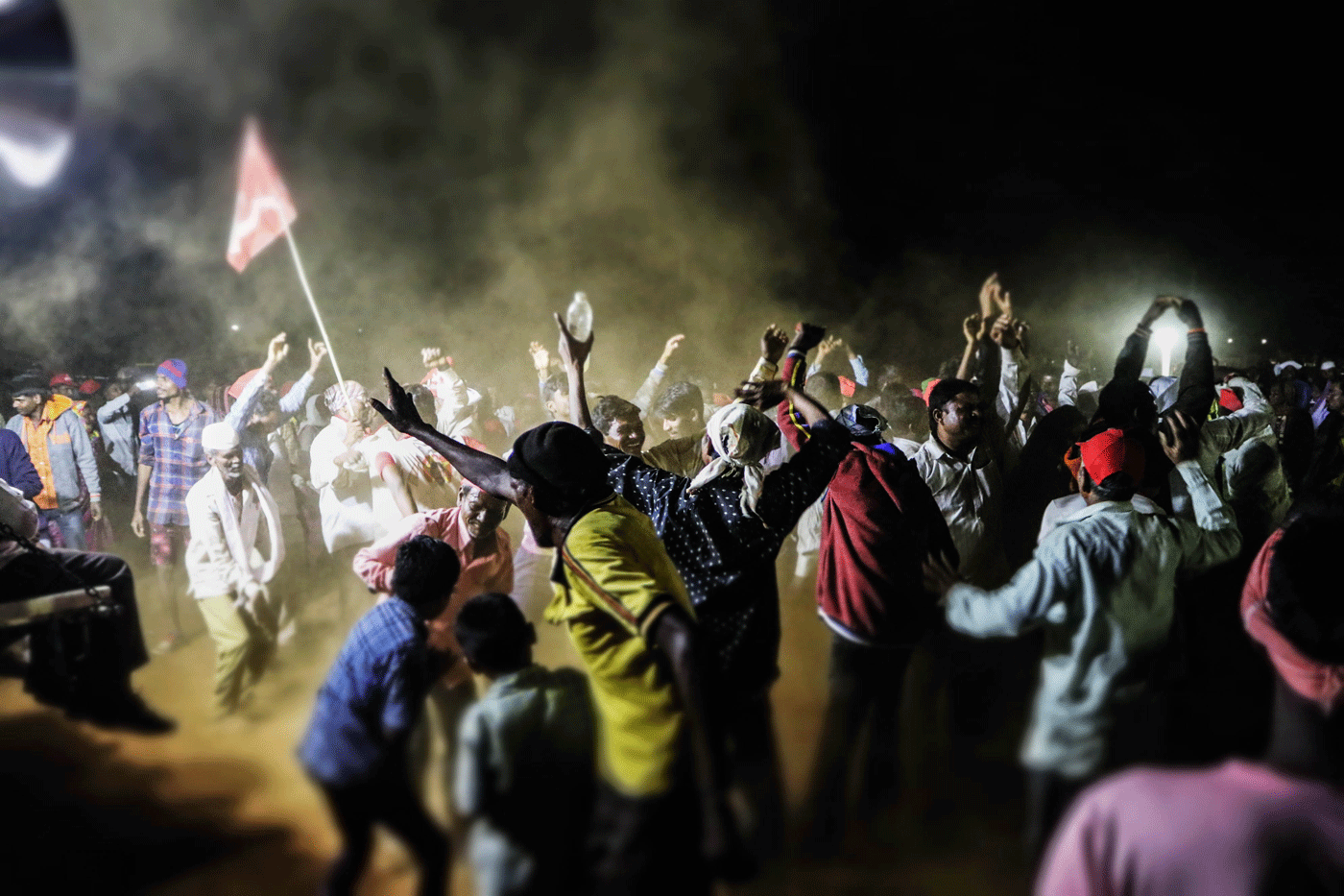 Farmers dancing and singing while awaiting the outcome of the meeting between representatives of the government of Maharashtra and All India Kisan Sabha leaders