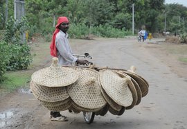 میک اِن انڈیا: بانس اور پتوں سے بنی ٹوپیاں