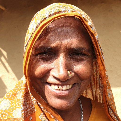 Nanaki is a Homemaker; tends the family’s livestock from Parsaunja, Karvi (Chitrakoot Dham), Chitrakoot, Uttar Pradesh