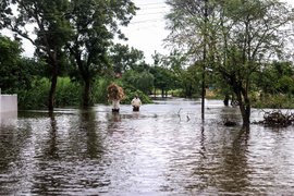 कोल्हापुर में बाढ़ की तबाही से लड़ता भेंडवडे